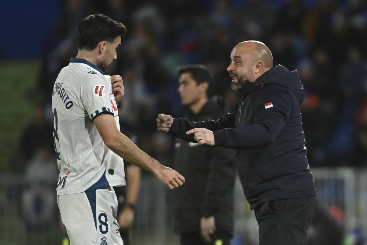 Manolo da instrucciones a Expósito durante el partido de este sábado en Getafe.