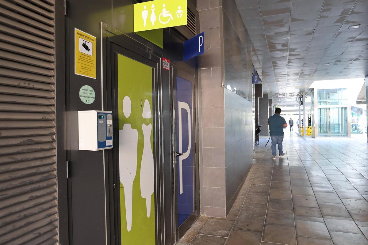 La puerta del baño del Cetis con la máquina de cobro a su izquierda.