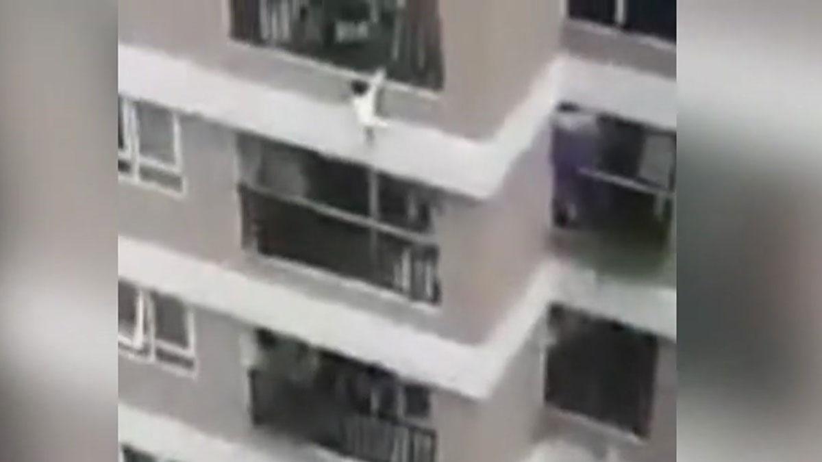 Vídeo Un repartidor salva una nena que va caure d’una altura de 12 pisos al Vietnam