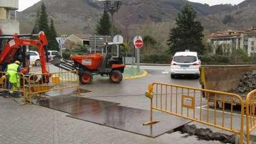 Operarios trabajando entre Parres y Cangas de Onís.