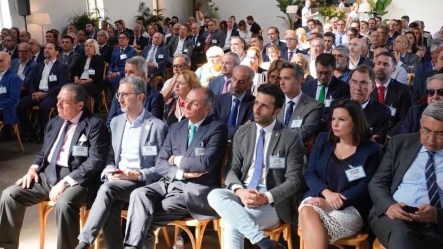 Un momento del acto empresarial para reivindicar los corredores ferroviarios, ayer, en Sagunto.