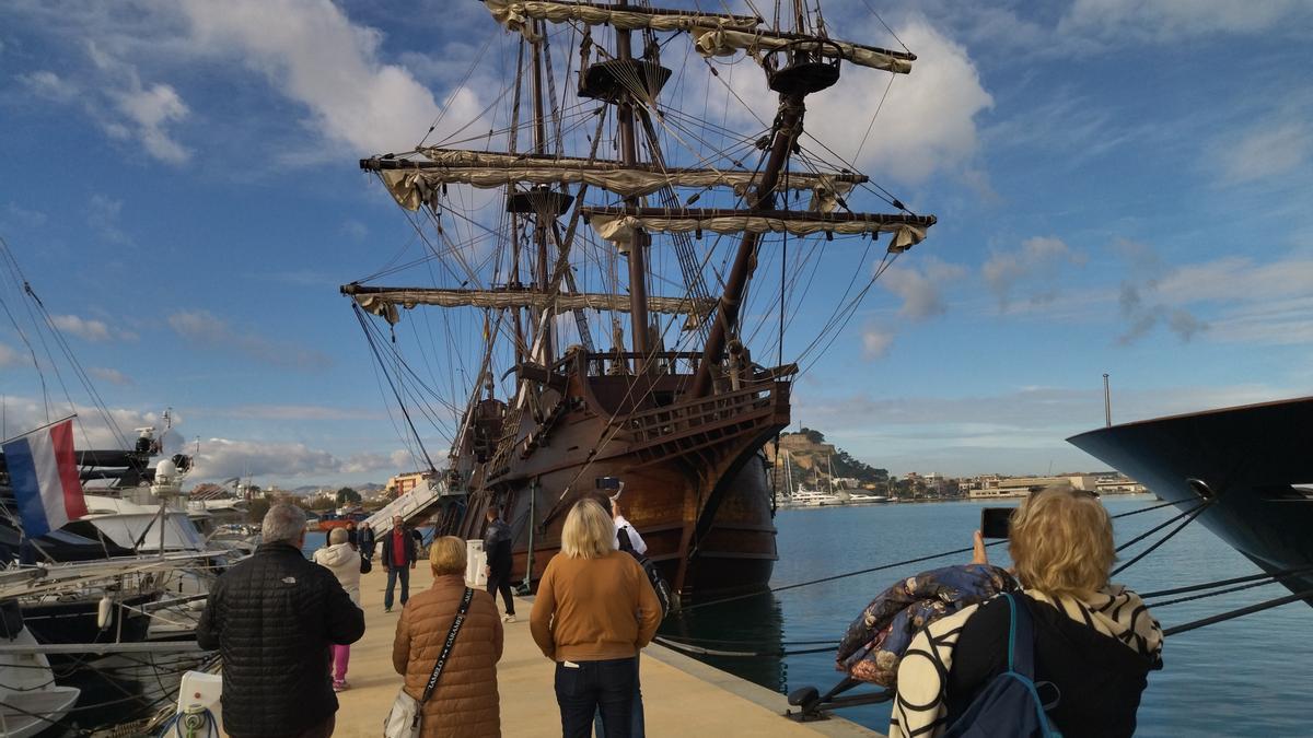 Numerosos curiosos se han acercado a fotografiar el histórico barco