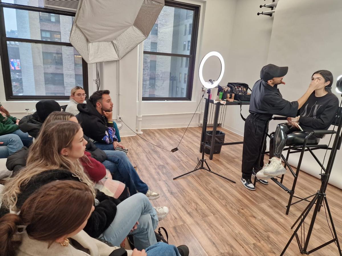 Master class de maquillaje con alumnas de FP del IES Profesor Isidoro Sánchez de Málaga. Profesora Patricia Santos.