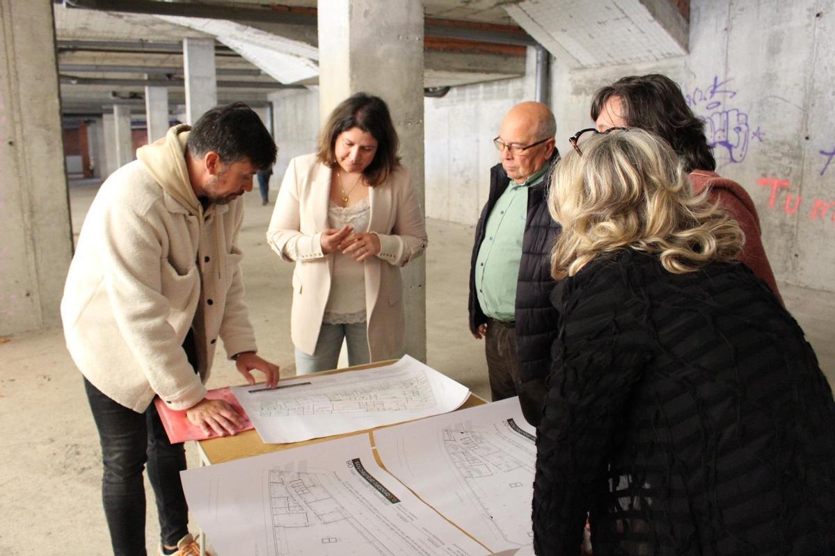 O arquitecto Martín Insua amosando un plano a Abeijón en presenza do presidente da Creba, José Ramón Girón.