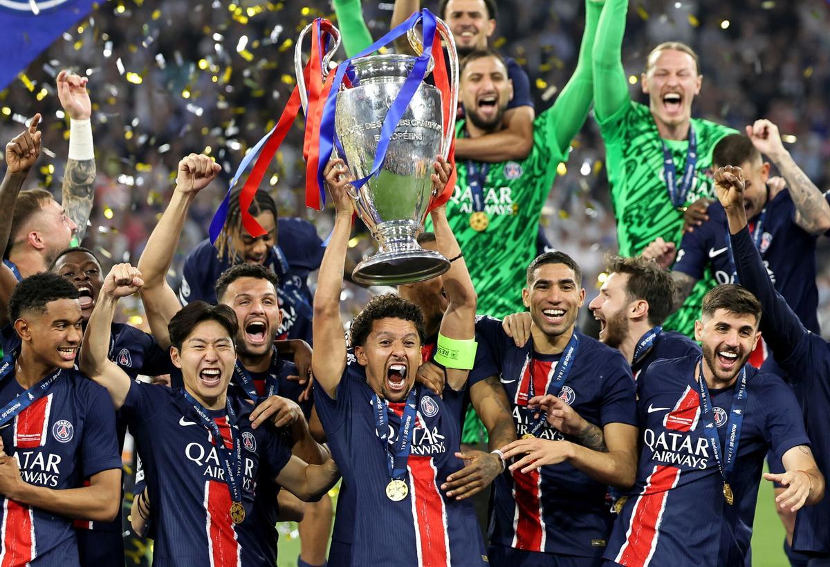 Marquinhos levanta la Copa tras la final de la UEFA Champions League entre Paris Saint-Germain e Internazionale Milano en Múnich, Alemania. EFE/EPA/RONALD WITTEK