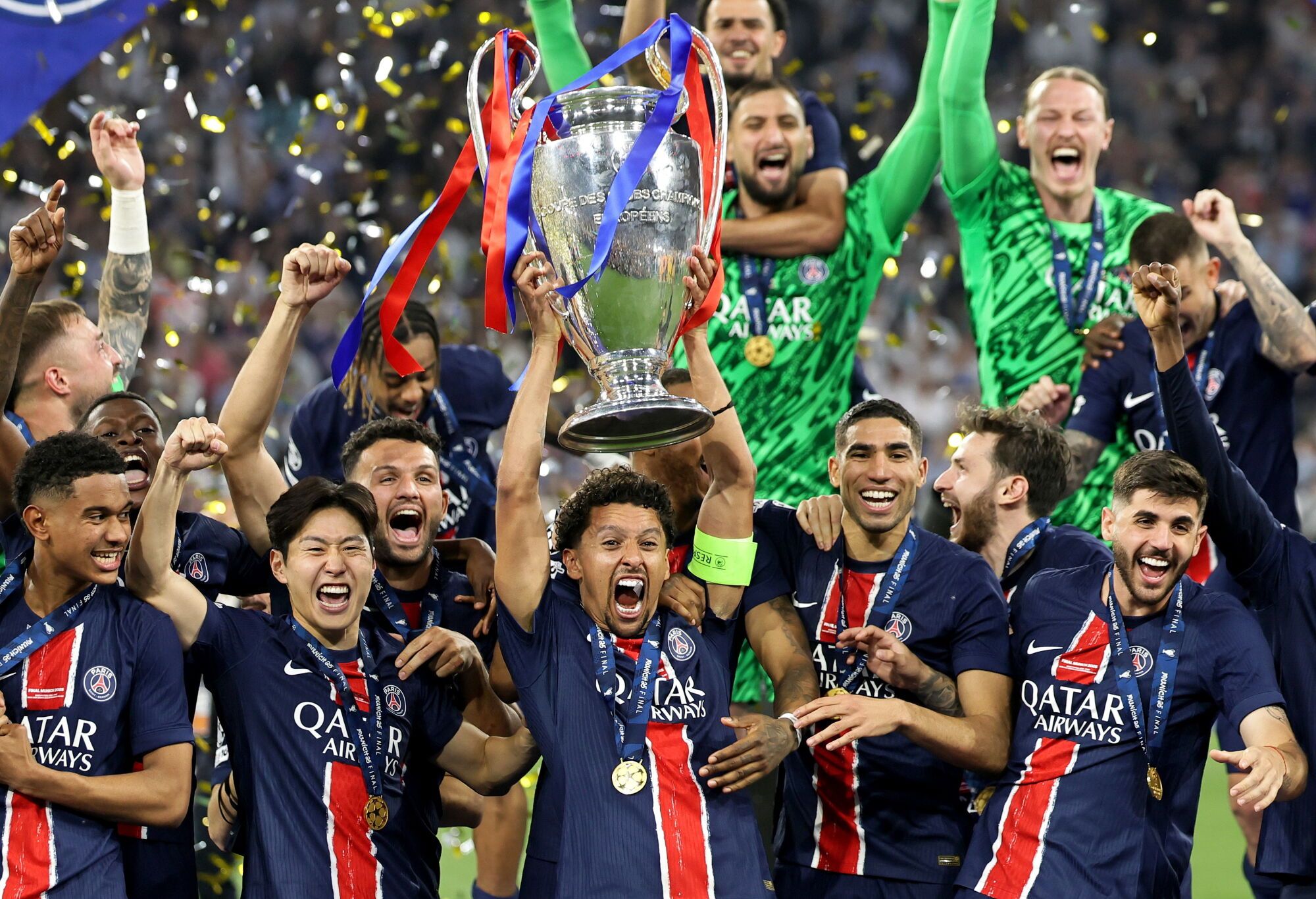 Marquinhos levanta la Copa tras la final de la UEFA Champions League entre Paris Saint-Germain e Internazionale Milano en Múnich, Alemania. EFE/EPA/RONALD WITTEK