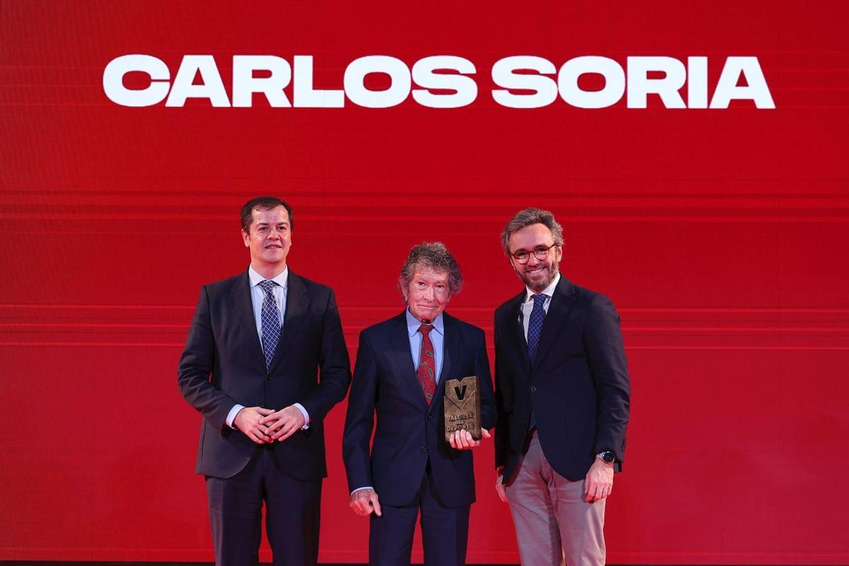 Carlos Soria recoge el premio de manos de Luís Martín Izquierdo, viceconsejero de Cultura, Turismo y deportes de la Comunidad de Madrid y Aitor Moll, consejero delegado de Prensa Ibérica