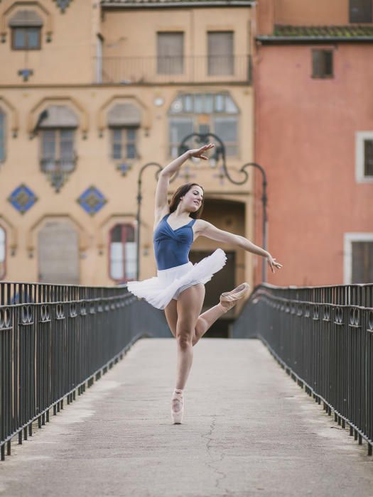 Cèlia Sureda fotografiada per Beto Pérez al pont d'en Gómez de Girona, en la primera sessió del projecte «Dancers of Girona»