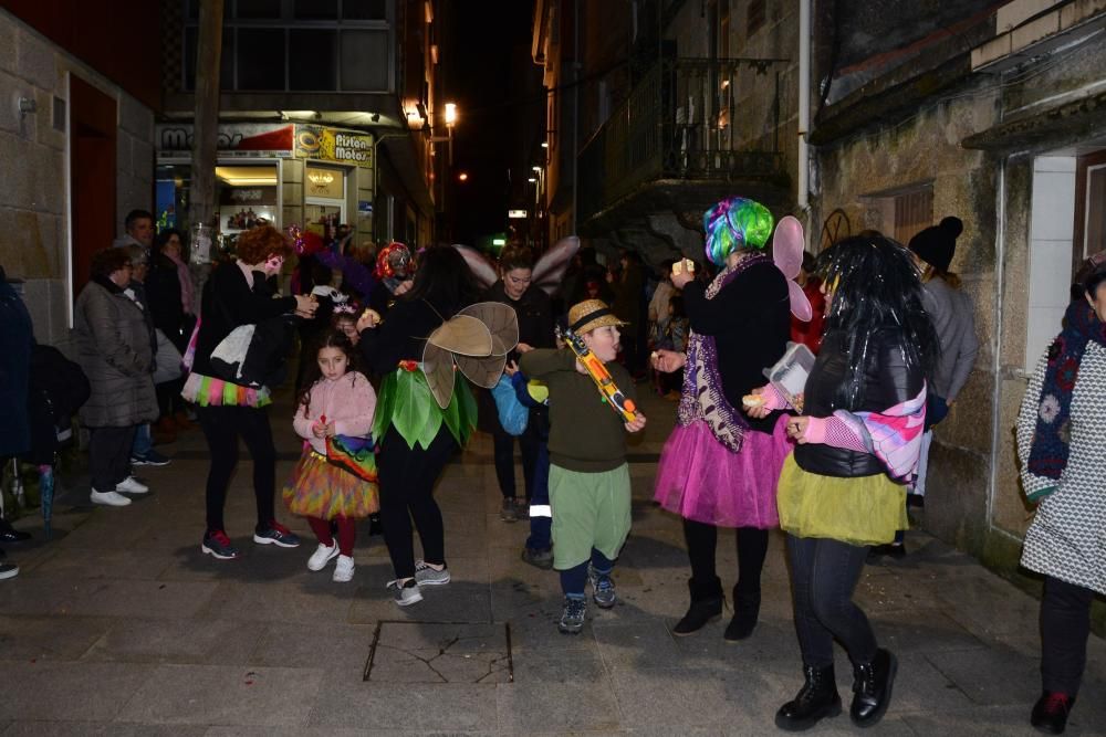 Participantes en el desfile del Momo en Cangas.