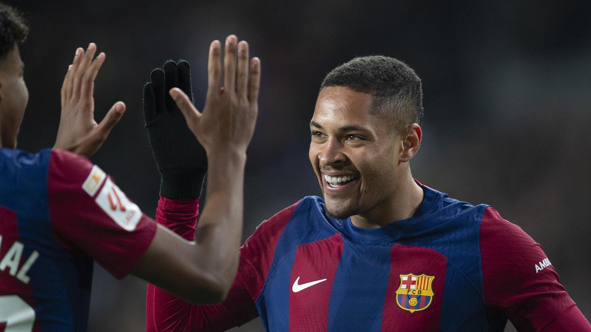 Vitor Roque celebra un gol con el Barça.