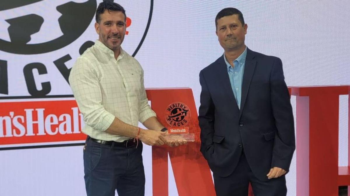 Miguel Tur y José Ramón Martín, con el premio. | ASA