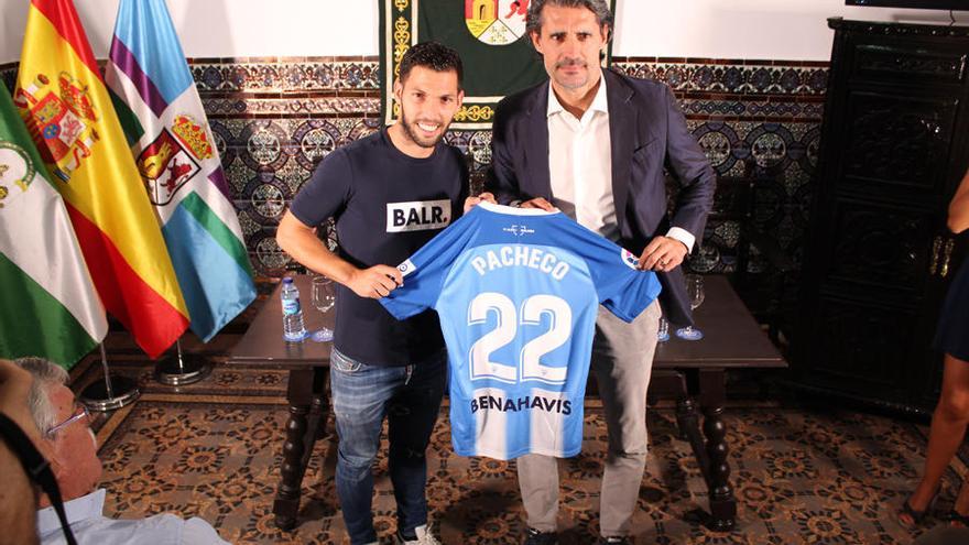 Dani Pacheco posa junto a Caminero en su presentación en Pizarra