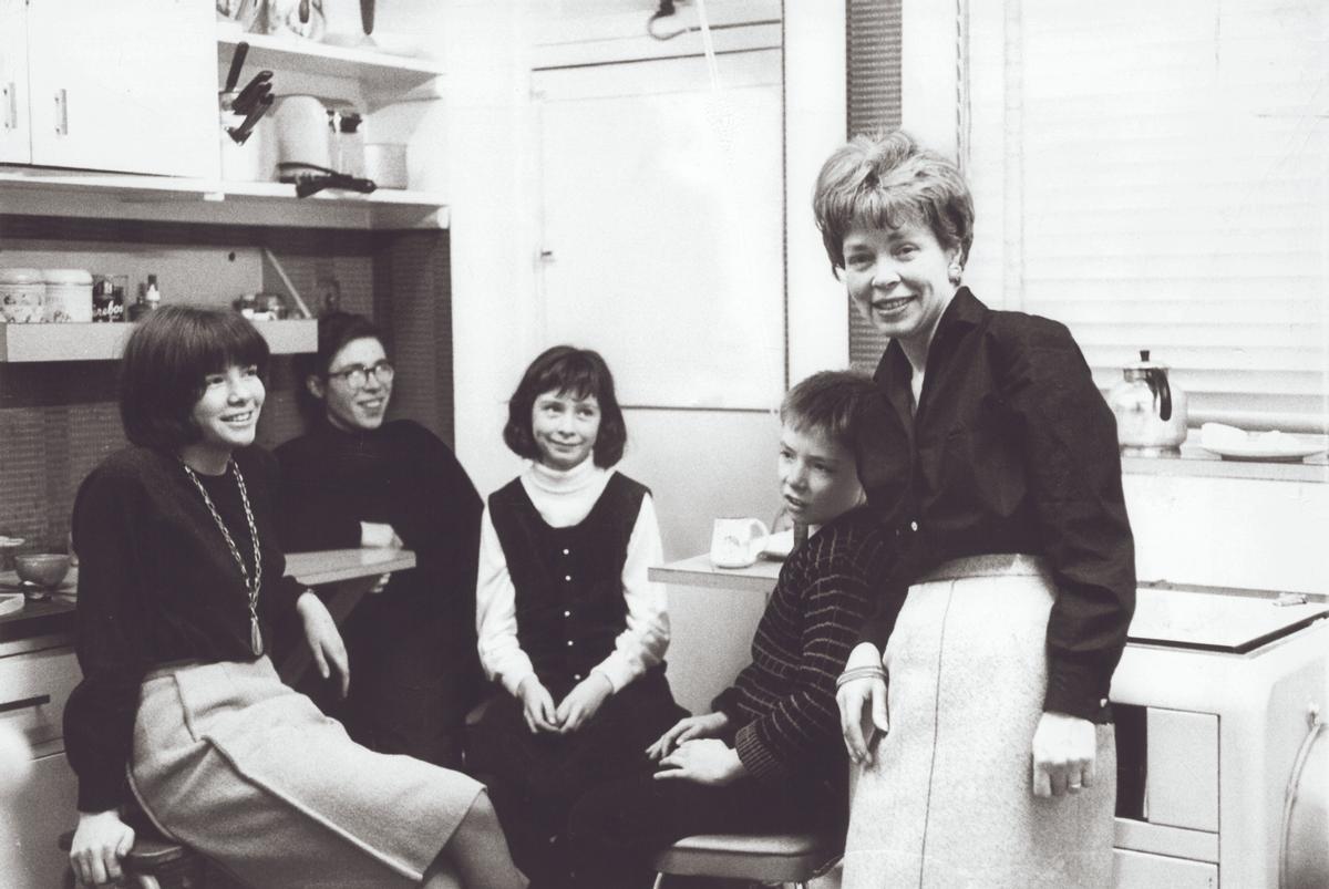 Nonie Wintour, con Anna (izq.), James, Nora y Patrick, en su casa de St. John's Wood, Londres, para un artículo del periódico 'The Observer', del 5 de enero de 1964.