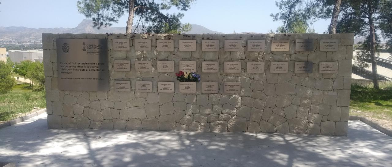 El monolito en recuerdo de los fusilados por el franquismo en Monóvar.