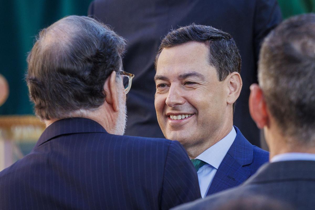 El líder del PP-A, Juanma Moreno, saluda al expresidente Mariano Rajoy.