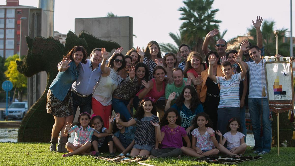 Festeros de la hoguera Pla del Bon Repos-La Goteta en 2013, poco después de fusionarse