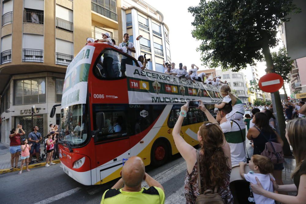 El Elche celebra su ascenso a Segunda División en una rúa por las calles de la ciudad