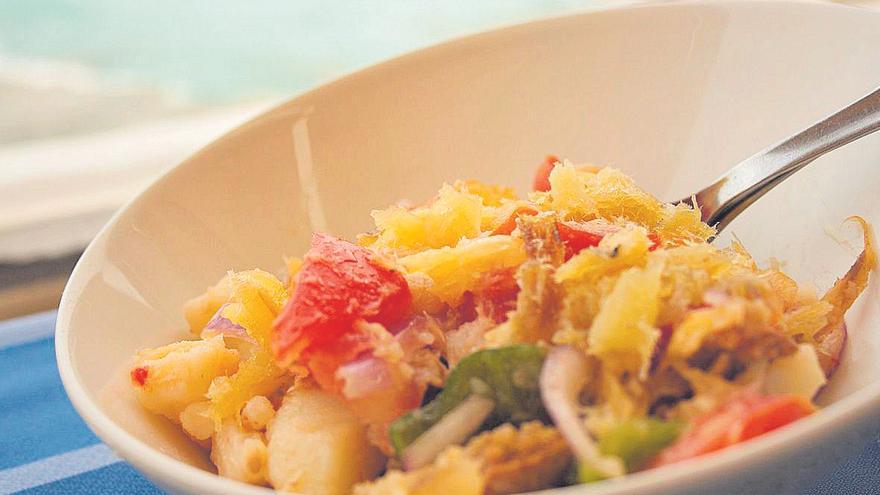 La ensalada payesa con peix sec es un manjar para degustarlo frente al mar
