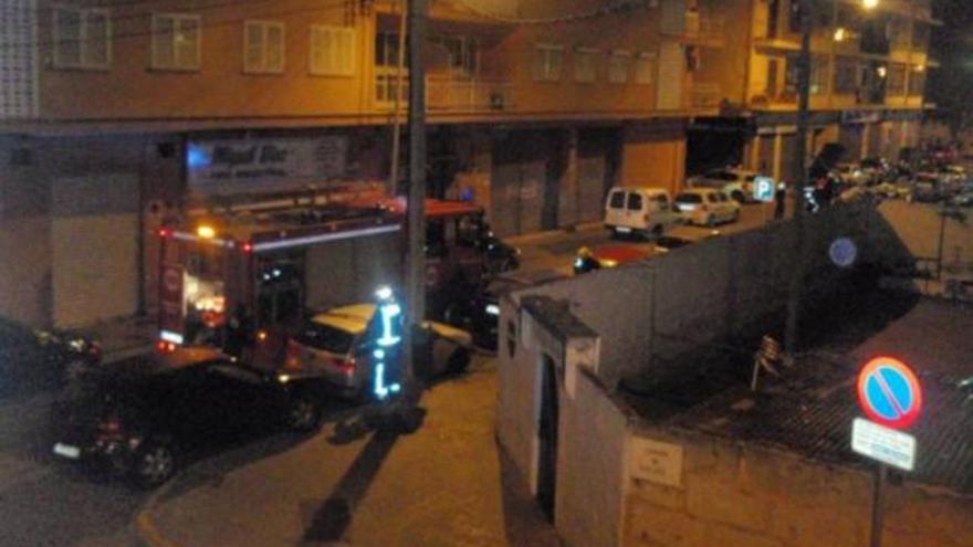 Las reducidas dimensiones de la calle impidieron el sábado el acceso a un camión de bomberos.