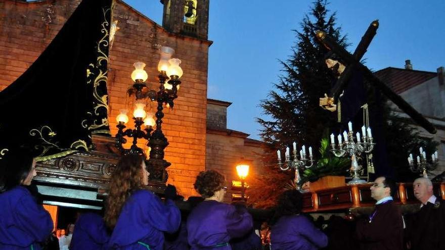 El Santo Encuentro ante las puertas de la iglesia parroquial.  // Iñaki Abella