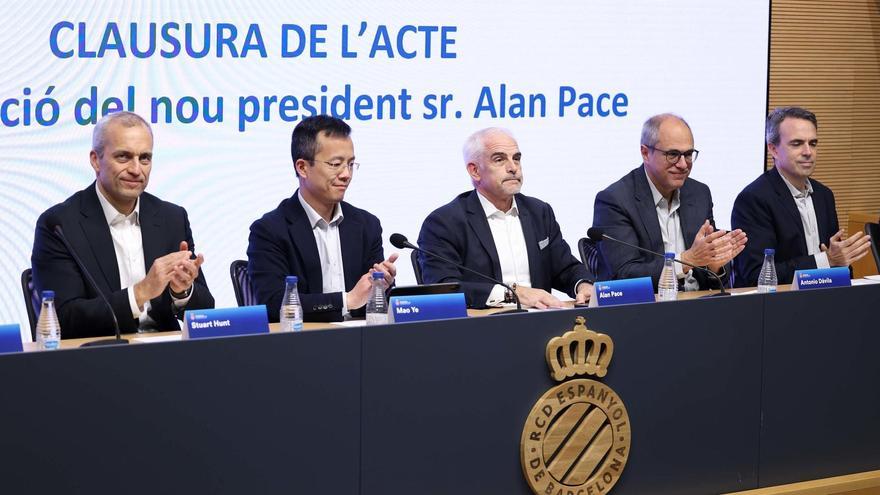Alan Pace, en el centro entre Mao Ye y Antonio Dávila, en la junta de este martes.