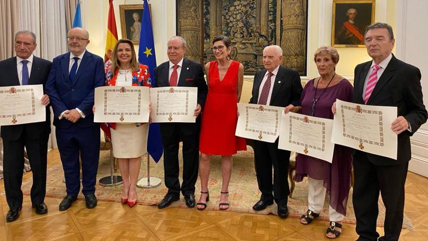 Benito Blanco (tercero por la derecha), junto a María Jesús Alonso, y las demás personalidades distinguidas.