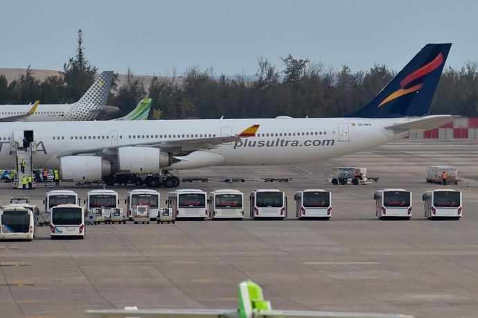 11-04-2020 TELDE. Llega al aeropuerto de Gran Canaria un avión procedente de China con material sanitario. Fotógrafo: Andrés Cruz  | 11/04/2020 | Fotógrafo: Andrés Cruz