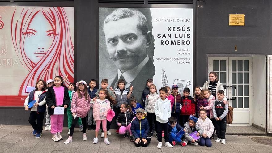 Escolares de Carballo recorren lugares vinculados a escritores locales con el ‘trolebús literario’