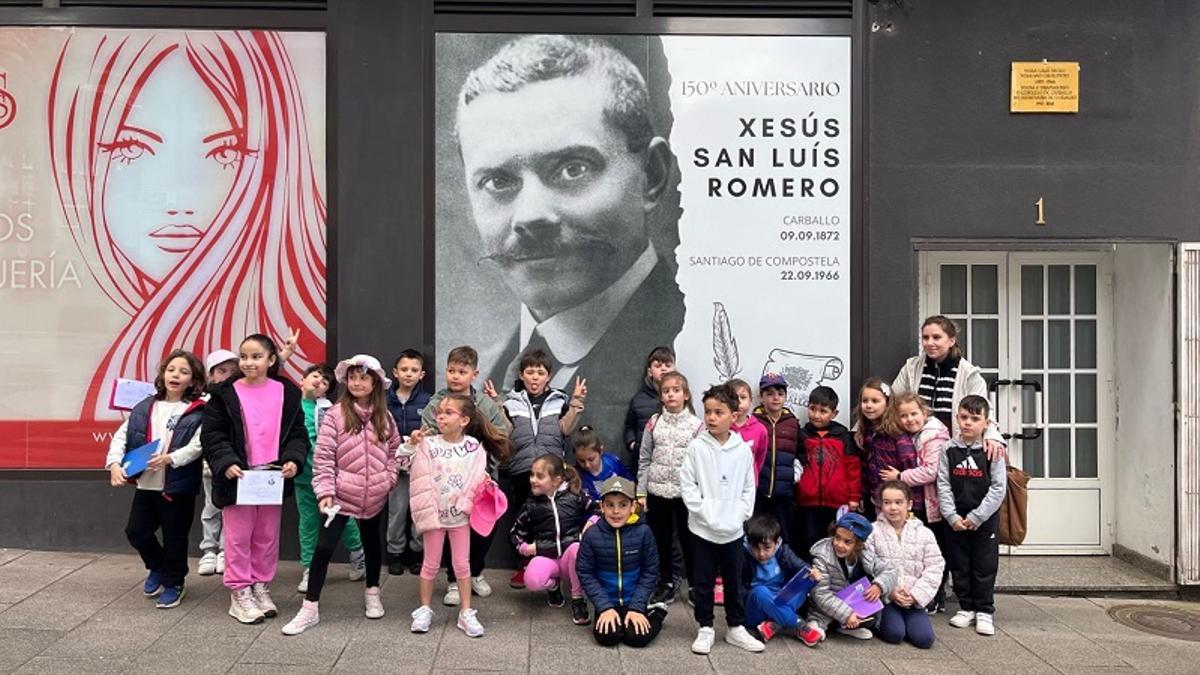 Alumnos del CEIP A Cristina de Carballo tras la actividad del 'trolebús literario'