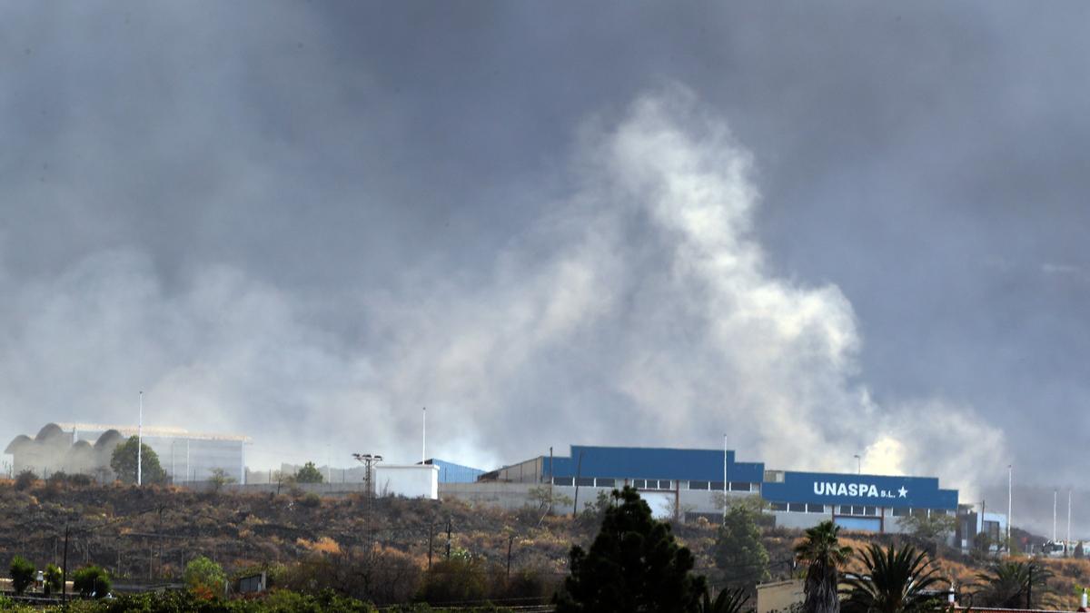 El humo del volcán en la zona industrial de Callejón de la Gata, en el municipio de Los Llanos de Aridane.