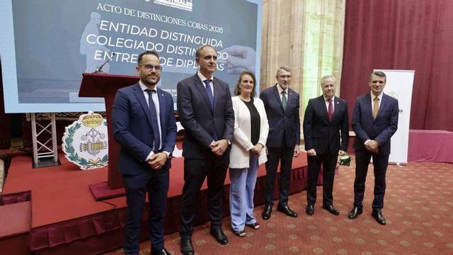De izquierda a derecha, Santiago Cuervo, gerente del COIIAS; Raúl Marcos, director de la fábrica de Trubia de Santa Bárbara; María Velasco, concejala de Políticas Sociales del Ayuntamiento; José Esteban Fernández, decano del COIIAS; Javier Sesma, exvicepresidente de desarrollo de negocio de TK Elevator, y Juan Carlos Campo, viceconsejero de Industria del Principado. | IRMA COLLÍN