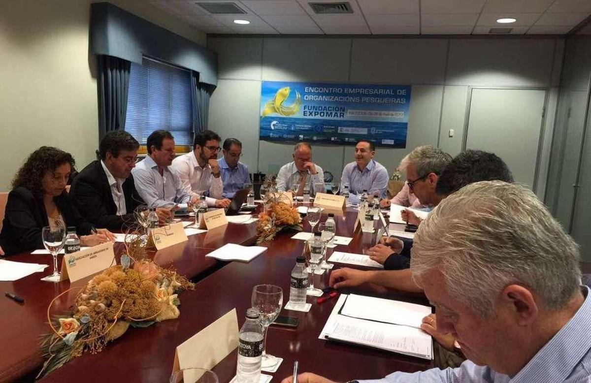 Los representantes de las entidades pesqueras en un momento de la reunión de ayer en Burela. // FdV