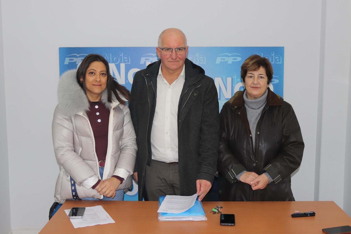 Santiago Freire, flanqueado polas edís do PP Laura Salgado, esquerda, e Beatriz Rosende.