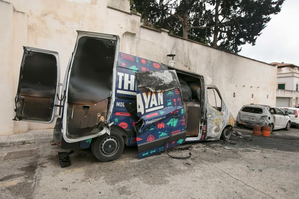 Coches quemados en la calle Irlanda de Palma