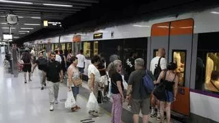 Resignación y desconocimiento sobre la huelga de Rodalies entre usuarios de Sants: "Ya ni miro los horarios”