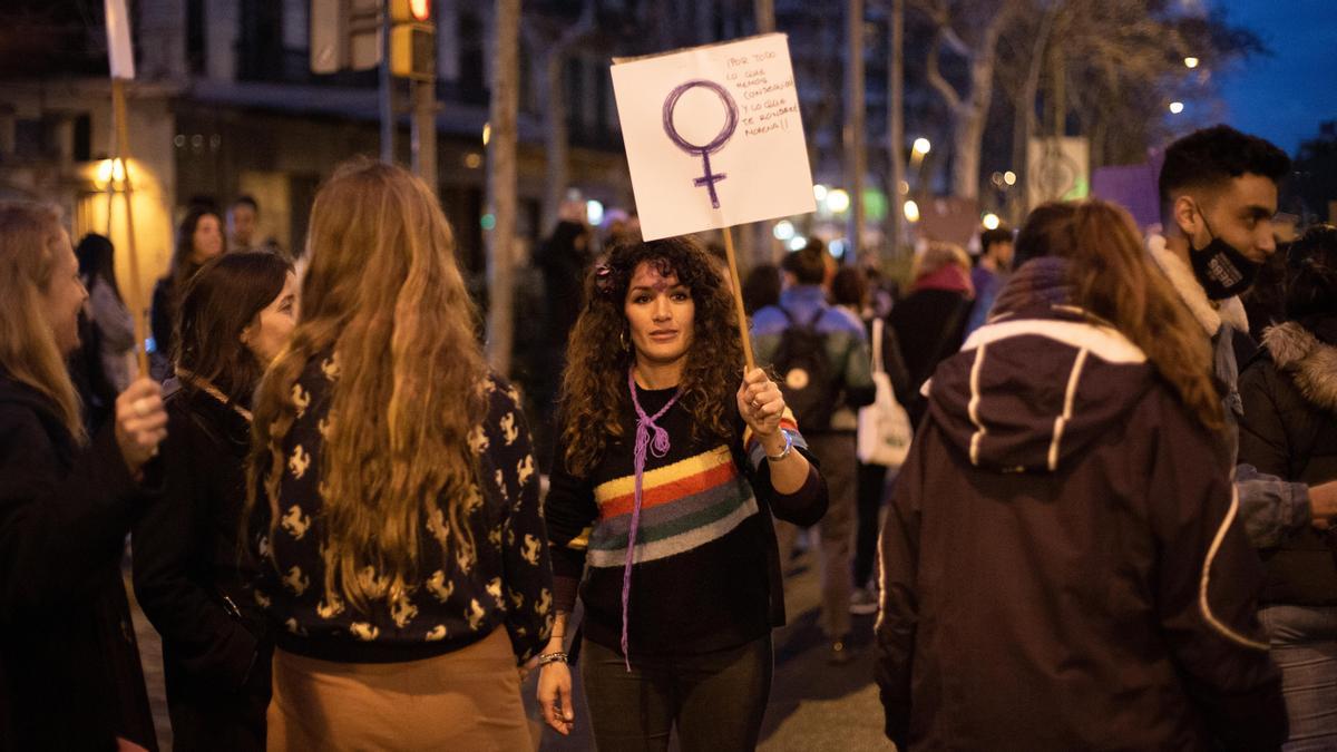 Una mujer en una manifestación por el 8M en Barcelona.