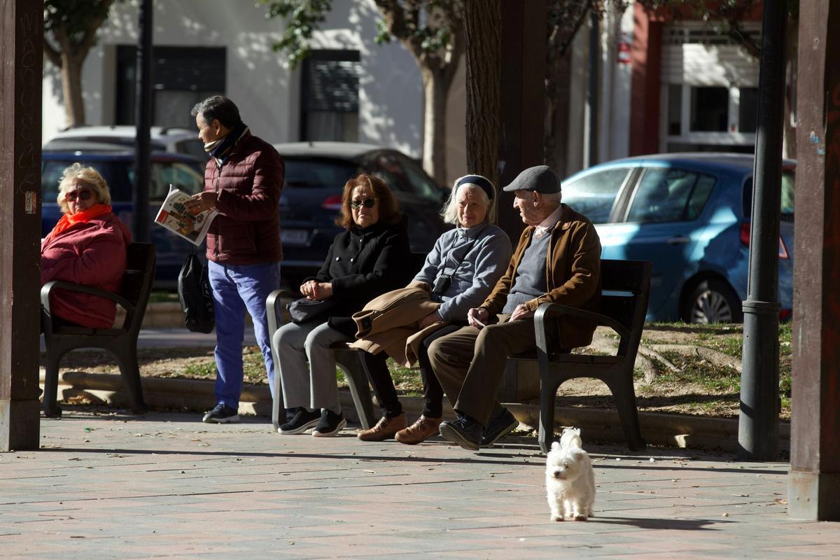 Un grupo de mayores conversa en la plaza Navarro Rodrigo.