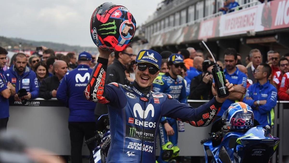 Maevrick Viñales (Yamaha) celebra la pole que ha logrado hoy en Cheste (Valencia)