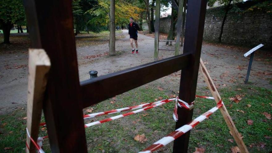 Uno de los armazones para perchas, en la pista finlandesa del parque Ferrera.