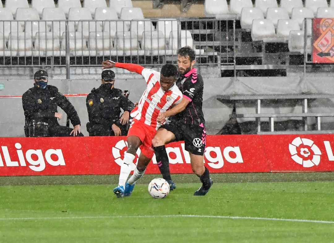 El Tenerife cae ante el Almería (2-0)