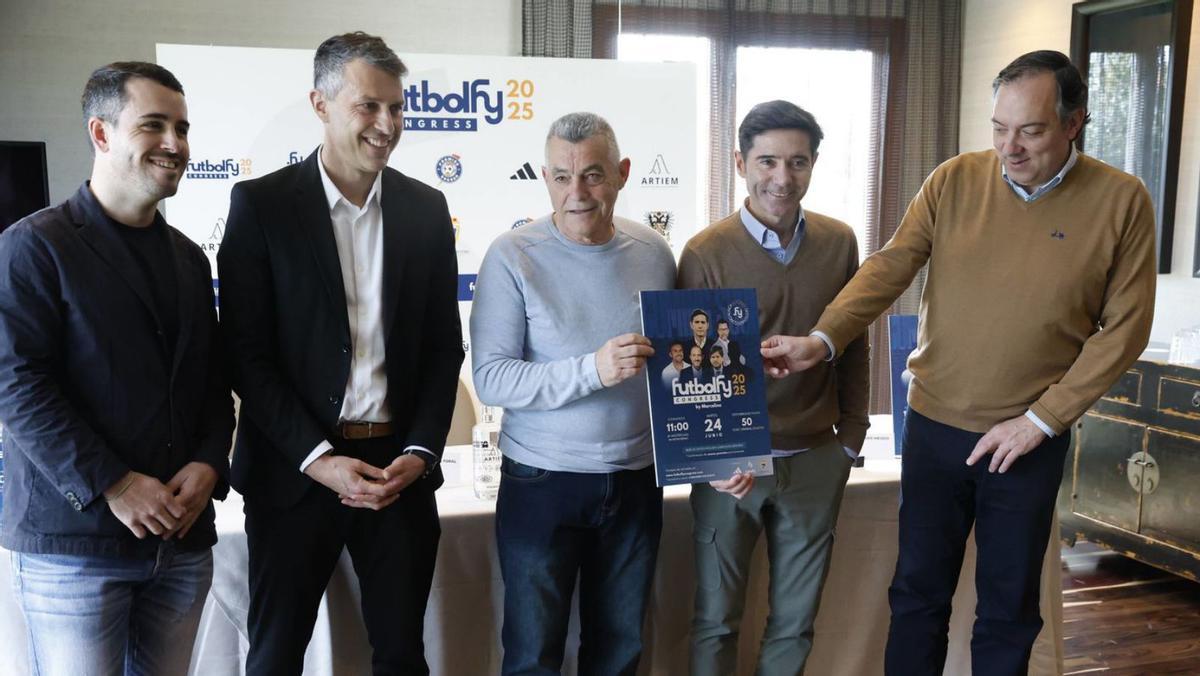 Por la izquierda, Samuel Fernández, Javier Tuya, Gilberto Prado, Marcelino García Toral y Alejandro Vega, ayer, durante la presentación del congreso Futbolfy. | ÁNGEL GONZÁLEZ