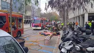 Espectacular simulacro de los Bomberos de Barcelona en el distrito de Sant Martí