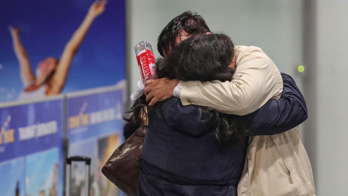 Los primeros evacuados de Kabul se abrazan cuando llegan al Aeropuerto Internacional de Frankfurt, en las primeras horas del 18 de agosto.