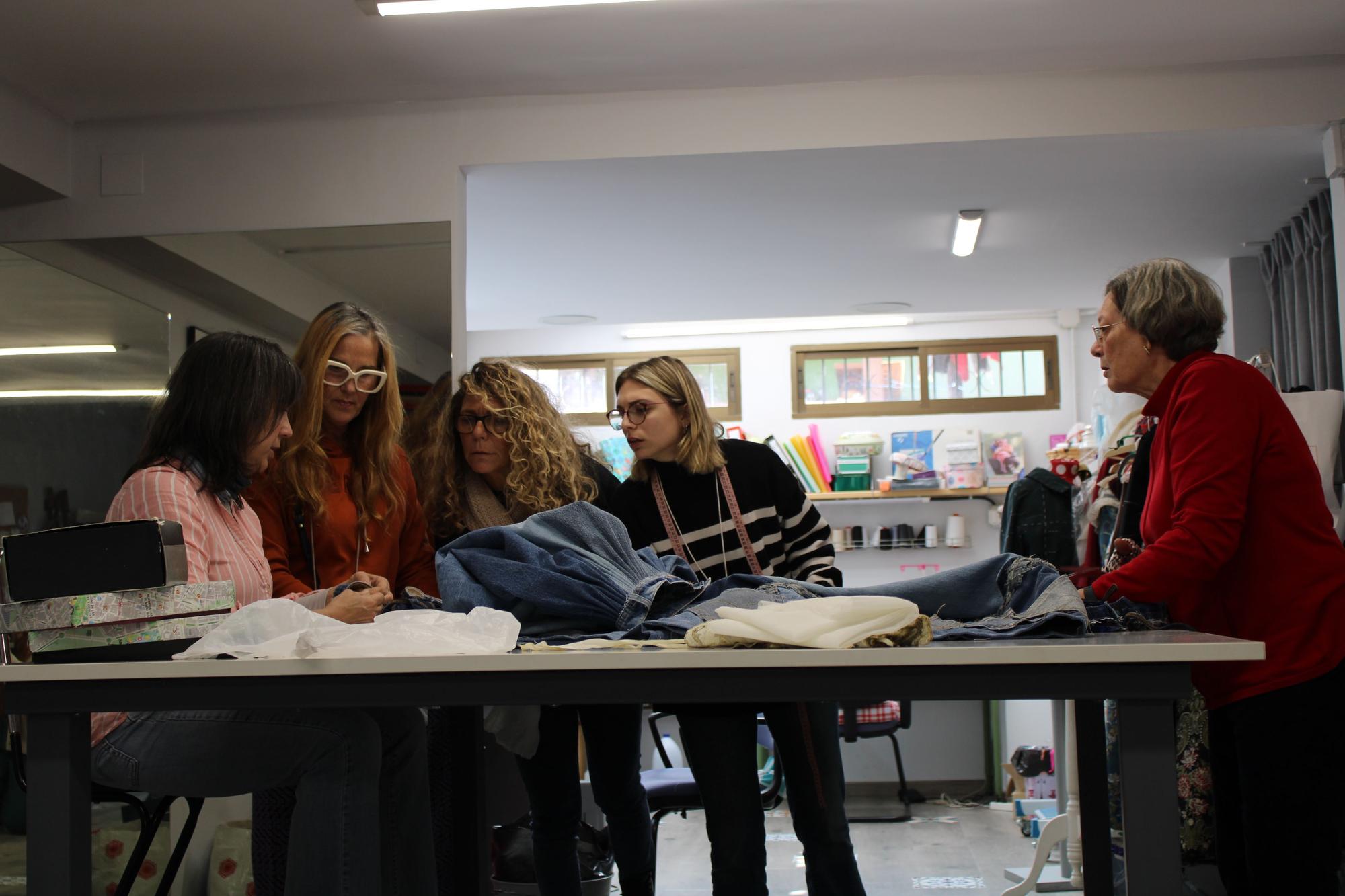 Rosa Montesa, Sagrario, Lucía, Luna y Carmen trabajando en el taller de Luna