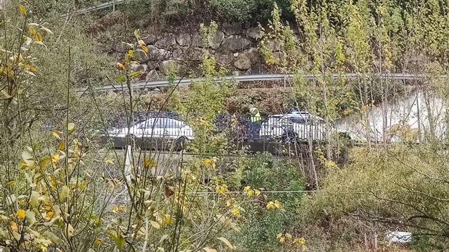 La Guardia Civil, ayer, en el accidente ocurrido a la altura del puente atirantado de Sama.
