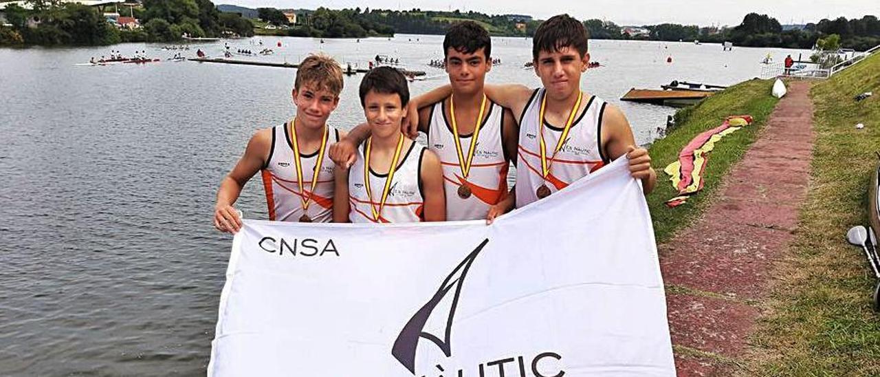 El equipo infantil k-4 del CNSA con la medalla de bronce. | CNSA