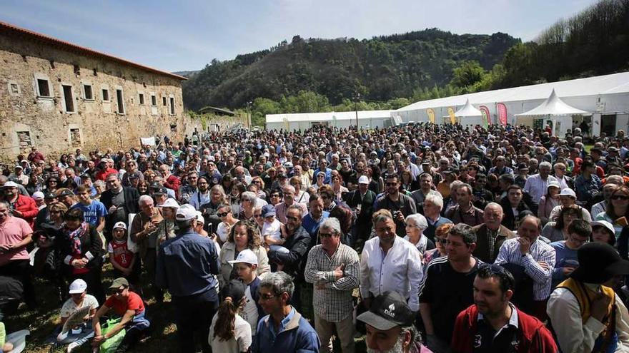 Público asistente a la popular subasta del campanu de Asturias, el pasado domingo, en Cornellana.