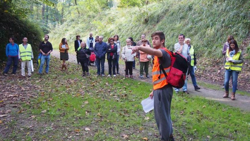 Tarik Vázquez guía a los participantes en la actividad.