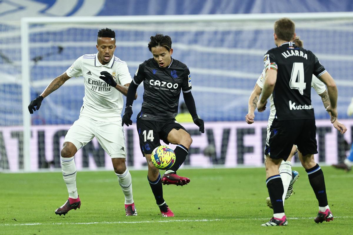 MADRID, 29/01/2023.- El centrocampista japonés de la Real Sociedad, Takefusa Kubo (2i), controla el balón ante el defensa brasileño del Real Madrid, Eder Gabriel Militao, durante el encuentro correspondiente a la jornada 19 de primera división que disputan hoy Domingo en el estadio Santiago Bernabéu, en Madrid. EFE / Rodrigo Jiménez.