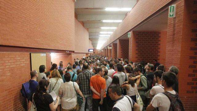 Opositores en una prueba para plazas docentes de la Generalitat.